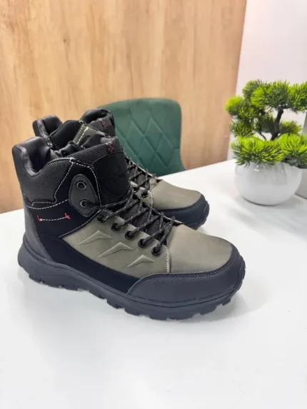 Bocanci de Iarna: Stabilitate si Confort B262