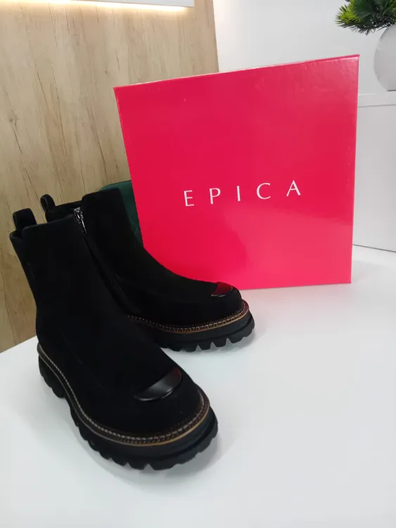 Ghete Dama Epica din Piele Intoarsa Neagra – Stil Modern si Talpa Striata A936