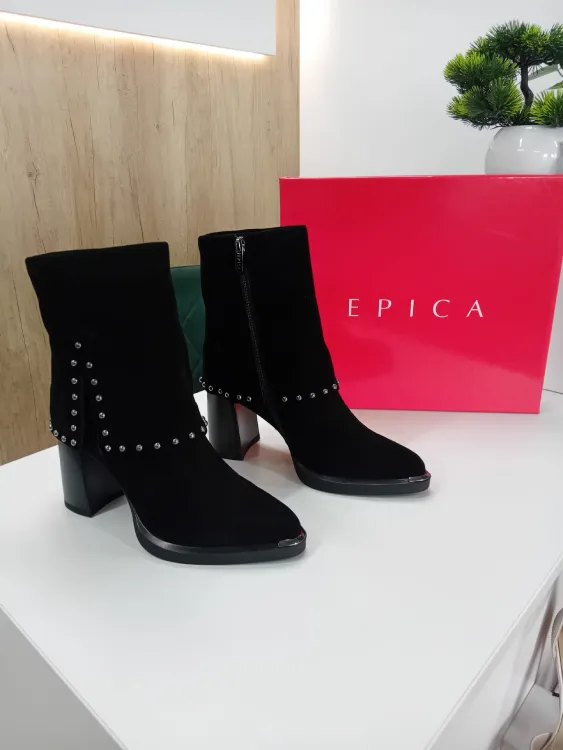 Ghete Dama Epica din Piele Intoarsa Neagra cu Tinte si Toc Gros 556
