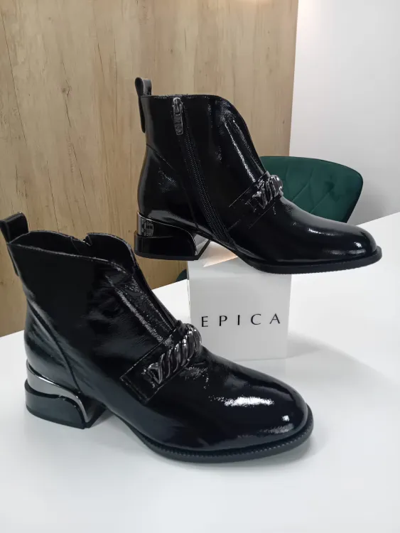 Botine Dama Epica din Piele Naturală Lăcuită Neagră, cu Lanț Decorativ și Toc Elegant 654B